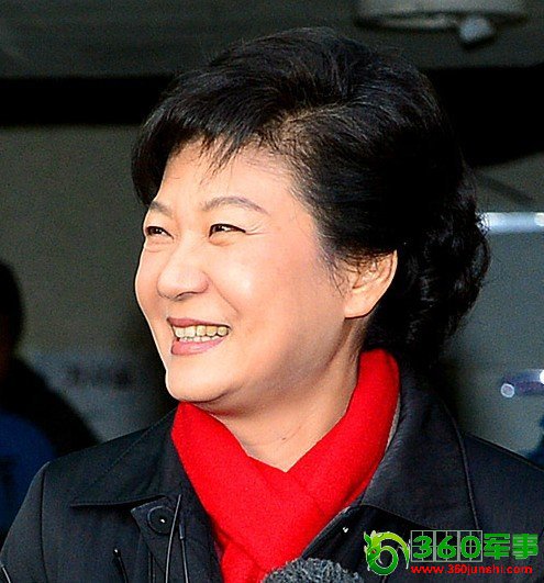 韩一男子闯入总统职务交委会向朴槿惠“示爱”